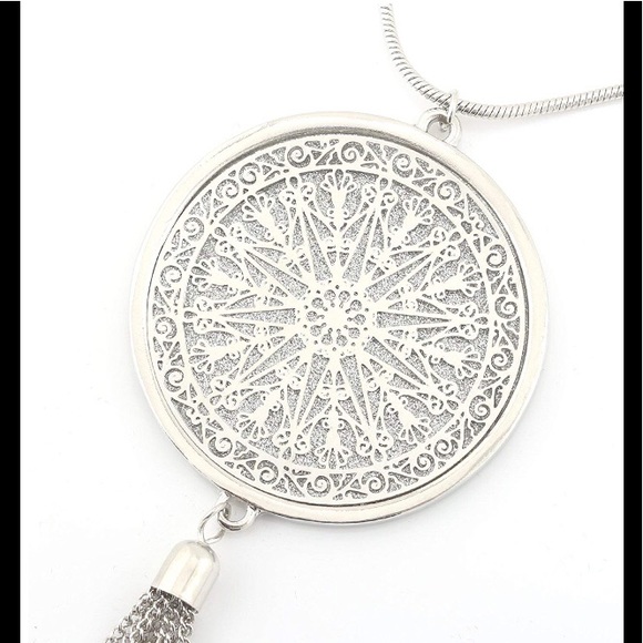 DISK TASSEL PENDANT NECKLACE Silver Tone NWT ❤️🎁 - Picture 2 of 6